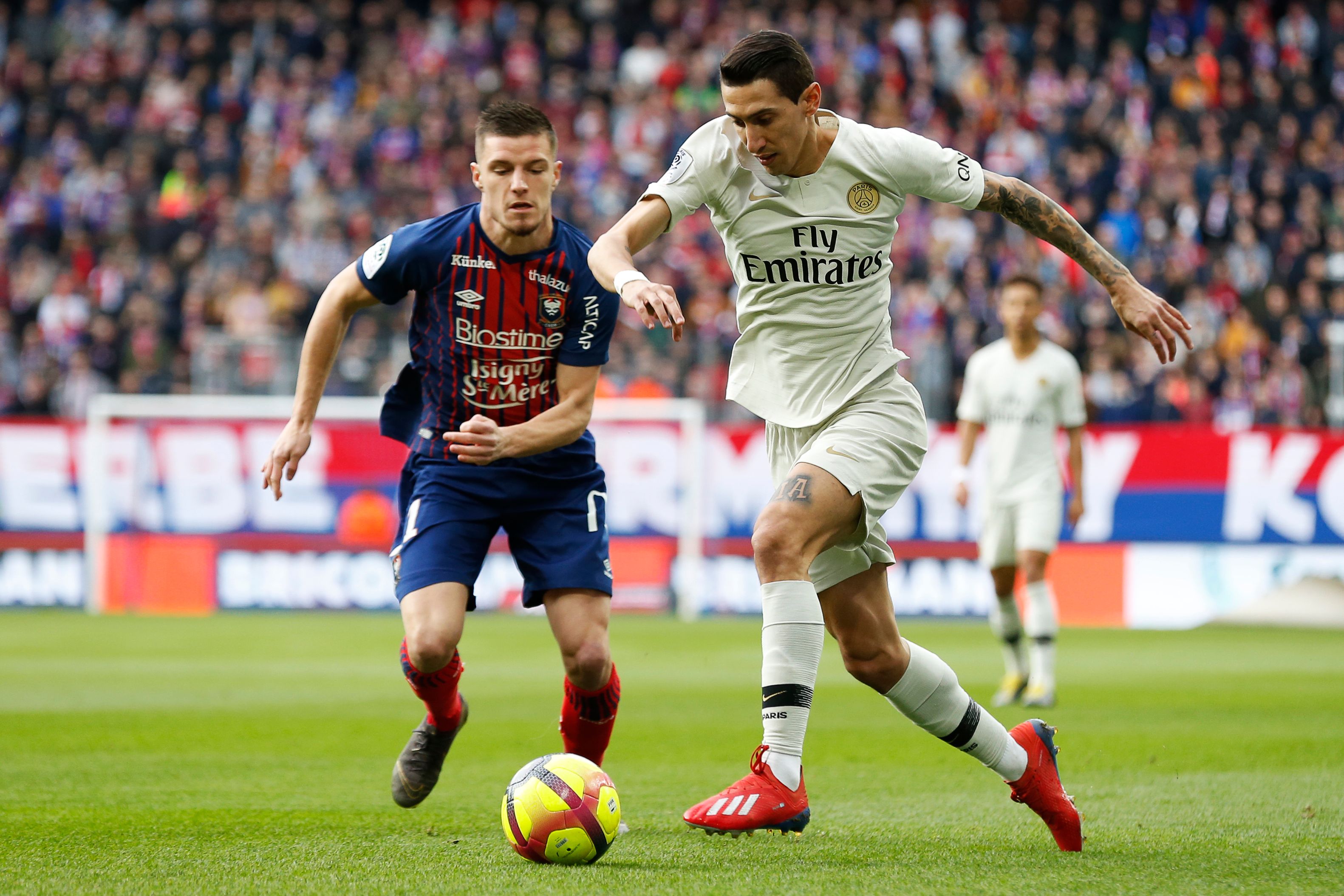 乔伊·巴顿因发布冒犯性社交媒体帖子被判缓刑（乔伊·巴顿因在社交媒体发布冒犯内容获判缓刑）