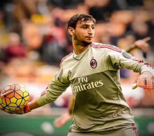 德比战投掷物品，西足协处罚塞维利亚部分看台关闭3场+罚款（因德比投掷事件，西足协重罚塞维利亚：部分看台封闭3场并罚款）