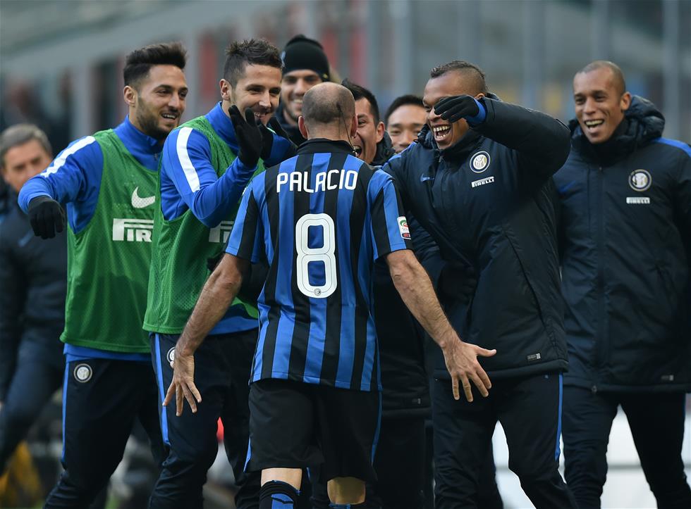 西媒：球迷抱怨新诺坎普座位间距太小，入口台阶高低不平（西媒：新诺坎普座椅间距过窄、入口台阶不平整引发球迷不满）