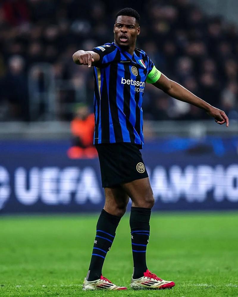 邮报：新主场用地估值存在分歧，曼联可能先买一部分土地开建