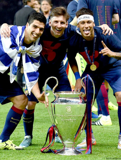 巴黎vs弗拉门戈点球大战：萨福诺夫4度扑点，两队合计仅射进3球（巴黎与弗拉门戈点球大战：萨福诺夫四次扑出点球，双方总计仅入3球）