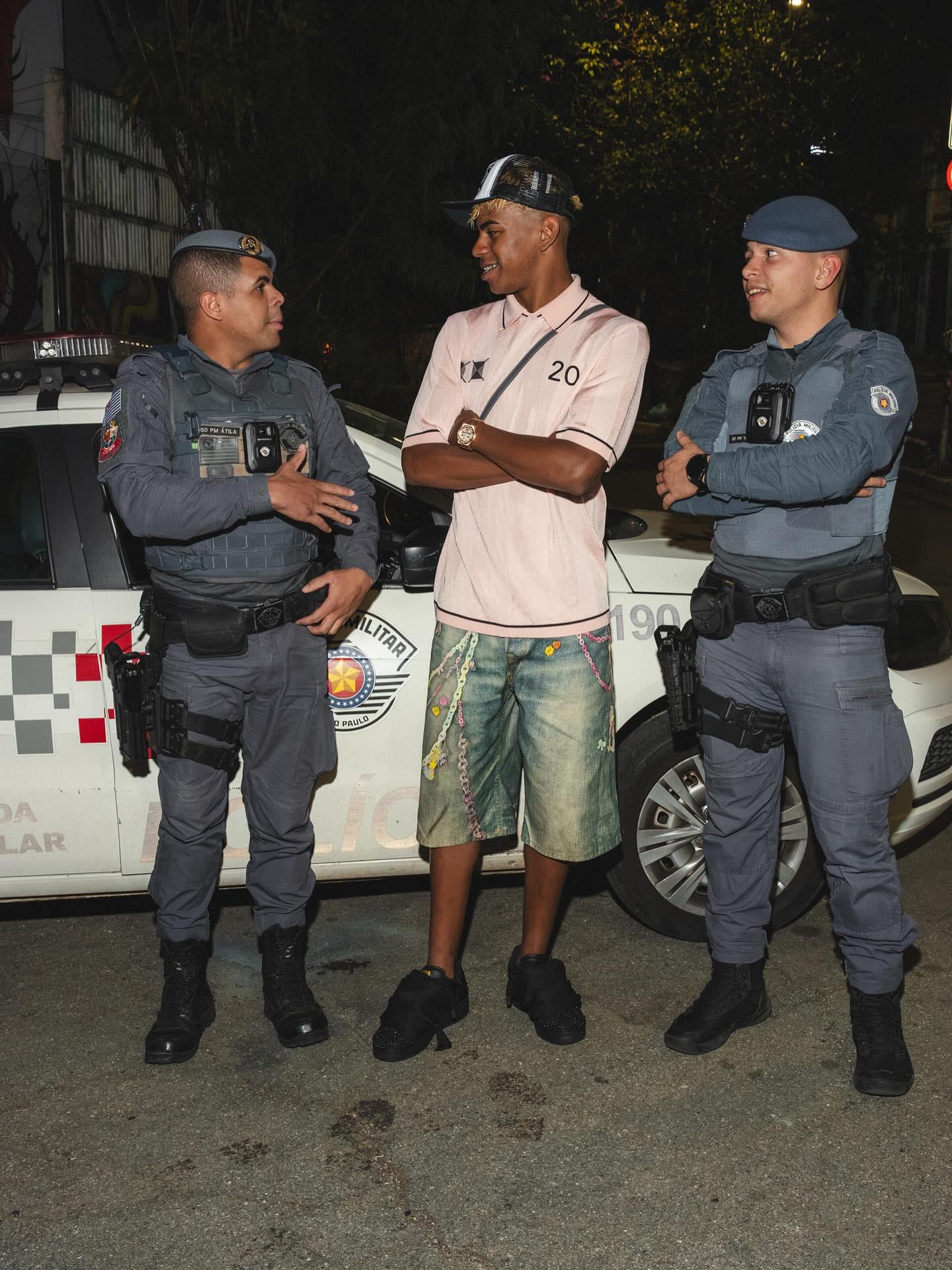 马丁内斯称赞B费：他是助攻之王，曼联在他上场时截然不同（马丁内斯力挺B费：助攻王在阵，曼联判若两队）