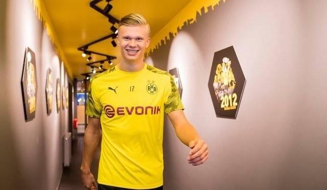 背身列队，拉普拉塔大学生参与此事的球员全体被禁赛两场（因背身列队，拉普拉塔大学生涉事球员被集体禁赛两场）