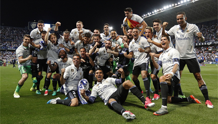 英媒：曼联对多特边锋阿德耶米感兴趣，但球员倾向于加盟阿森纳（英媒称曼联相中多特翼锋阿德耶米，球员更青睐投奔阿森纳）