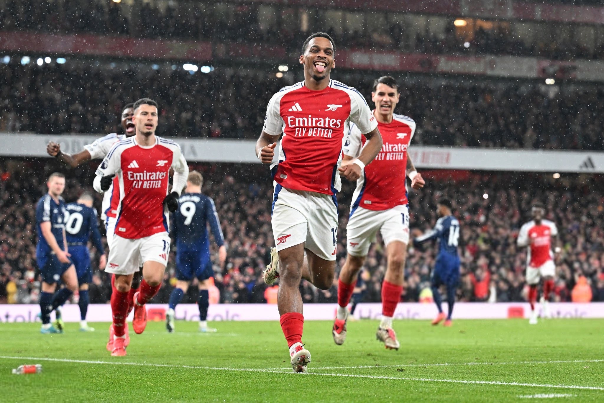 身体对抗硬得离谱（身体对抗强硬爆表）