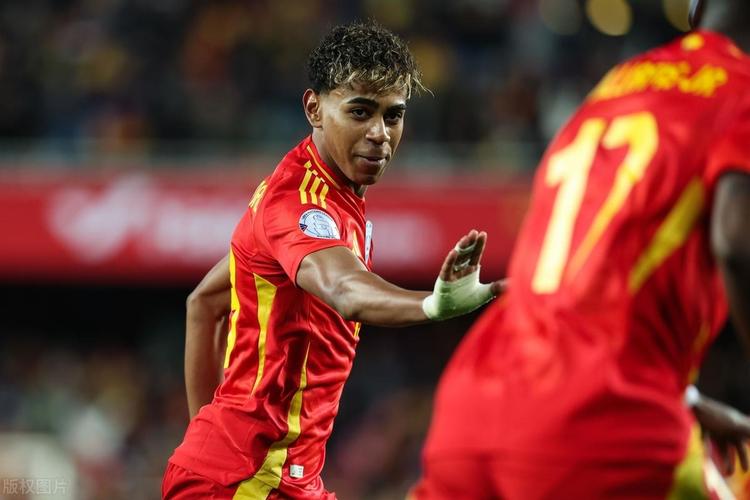 巴特萨基还没来不及走到替补席跟教练击掌普利西奇就完成了进球！（巴特萨基还没来得及在替补席与教练击掌，普利西奇就已破门！）