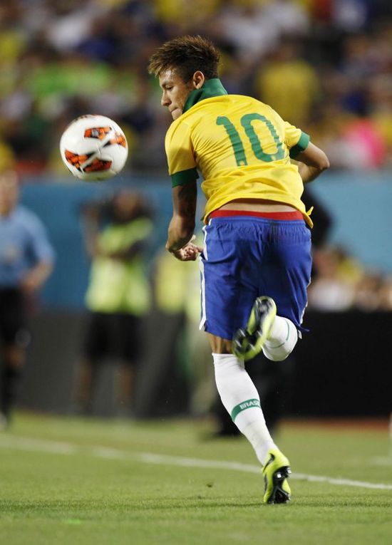 记者：对和俱乐部有分歧但最终留队的球员，球迷应该宽容一点（记者：球员与俱乐部有分歧仍选择留队，球迷应多些包容）