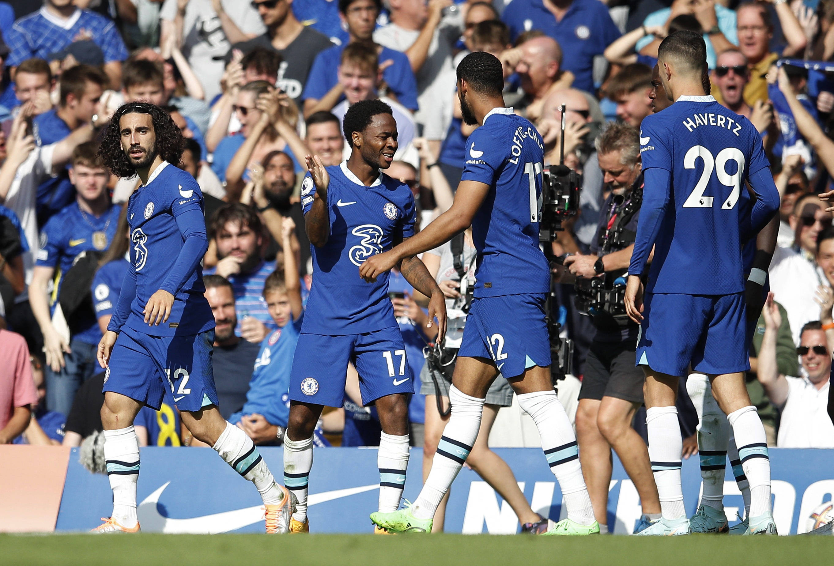 热议成都被罚：想出前5排空场的是人才；应重罚肇事者轻罚俱乐部（成都被罚引热议：前五排空座成妙招，呼吁重罚肇事者、从轻处理俱乐部）