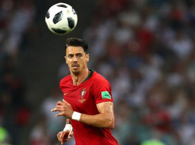 官方：本轮港超联赛延期进行，中国香港各代表队将臂缠黑纱出战（官方宣布：港超本轮顺延举行，中国香港各代表队臂缠黑纱参赛）