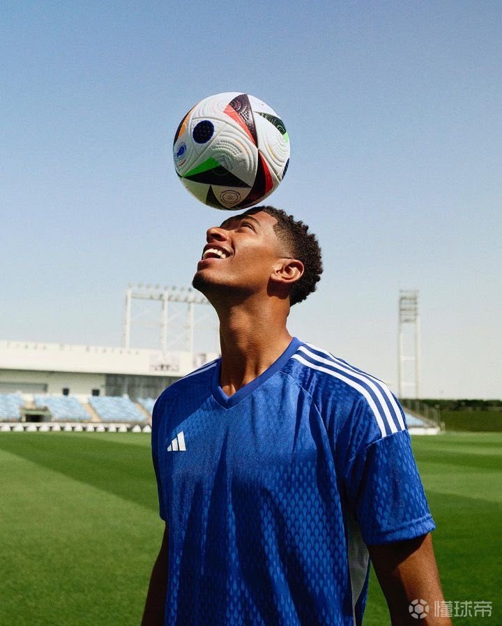 “罗马队友基情互动”，德罗西赛后新闻发布会被哲科亲吻（罗马队友展现兄弟情：哲科赛后发布会上亲吻德罗西）