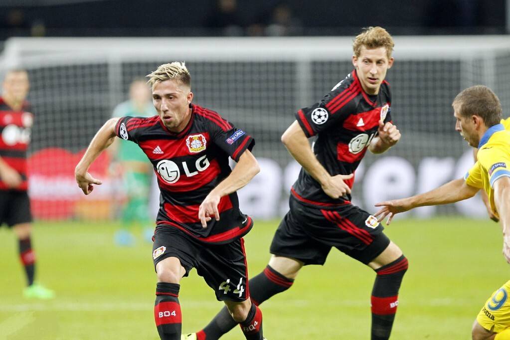 追平切尔西升英超第6！B费2射1传一战造2大神迹，曼联4-1复仇狼队（曼联4-1雪耻狼队升至英超第6追平切尔西！B费双响+助攻缔造两项神迹）